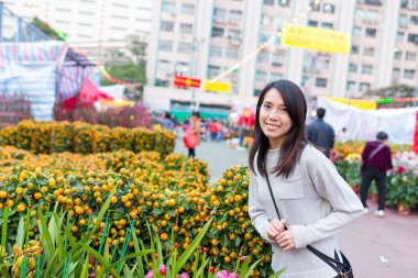 Genç kadın seçme narenciye saksı