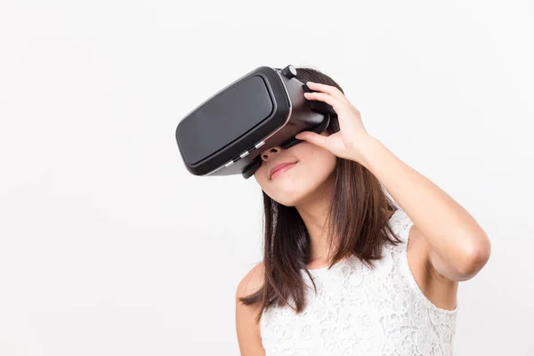 Donna che guarda con realtà virtuale — Foto Stock