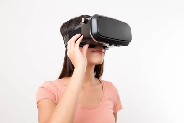 Kobieta szuka chociaż okulary wirtualnej rzeczywistości — Zdjęcie stockowe