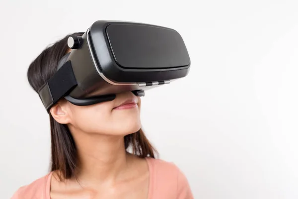 Experiencia de mujer con gafas de realidad virtual —  Fotos de Stock