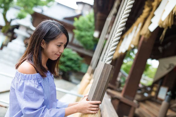 Mulher tocando a campainha no templo japonês — Fotografia de Stock