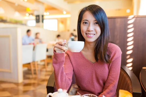 Kadın ona içki zevk