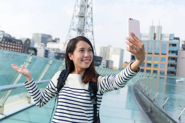 Mujer tomando seflie por teléfono móvil en la ciudad de Nagoya —  Fotos de Stock