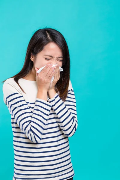 Kadın kendini iyi hissetmiyor.