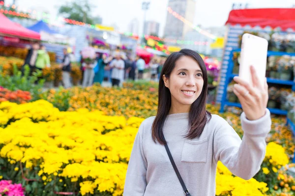 Frau macht Selfie auf Mondneujahr-Markt — Stockfoto