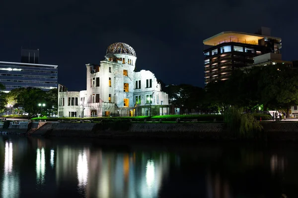 Cúpula bomba atômica em Hiroshima à noite — Fotografia de Stock