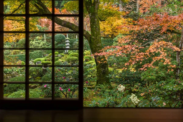 Japanese architecture with maple trees — Stock Photo, Image