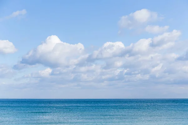 Sunshine seascape med vågor och moln — Stockfoto