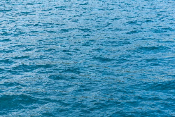 Superficie azul del mar con olas — Foto de Stock