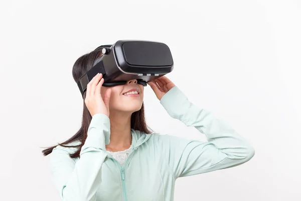 Mujer usando dispositivo de realidad virtual —  Fotos de Stock