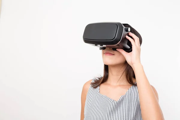 Joven mujer disfrutar con dispositivo VR —  Fotos de Stock