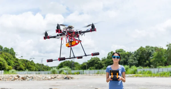 Junge Frau fliegt mit Drohne — Stockfoto