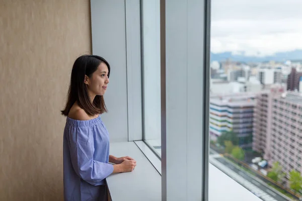 Kvinnan tittar utanför utsiktstorn — Stockfoto