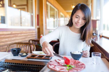 Kadın Japon restoranında Barbekü keyfini çıkarın