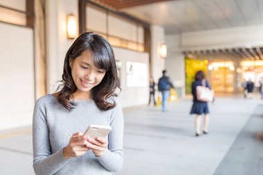 cep telefonu açık, kullanan kadın