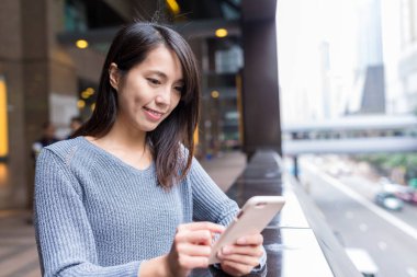 Cep telefonu kullanan Asyalı kadın.