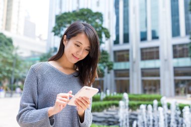 Hong Kong adlı cep telefonu kullanan kadın