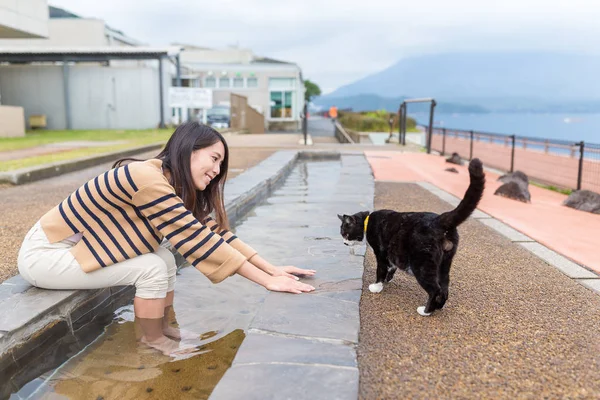 若い女性は、猫と遊ぶ — ストック写真