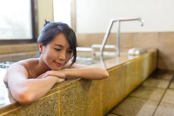 Donna godere onsen — Foto Stock