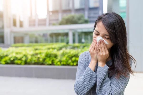 Asiática mujer estornudando al aire libre —  Fotos de Stock