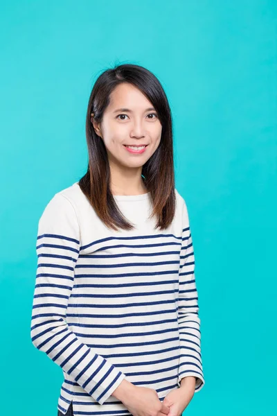 Ung asiatisk kvinna ler — Stockfoto