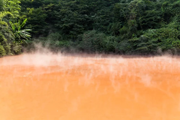 Червоний ставок в Umi Пекельна в місті Beppu — стокове фото