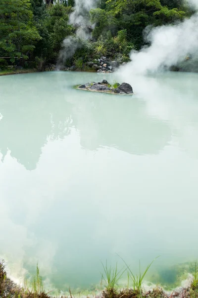 Lago branco inferno em Beppu — Fotografia de Stock