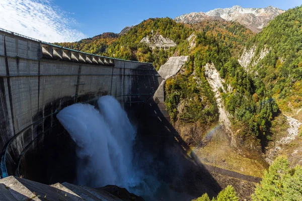 Arco-íris e barragem de Kurobe — Fotografia de Stock