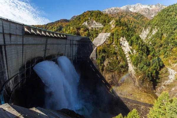 Regenboog en Kurobe Dam — Stockfoto