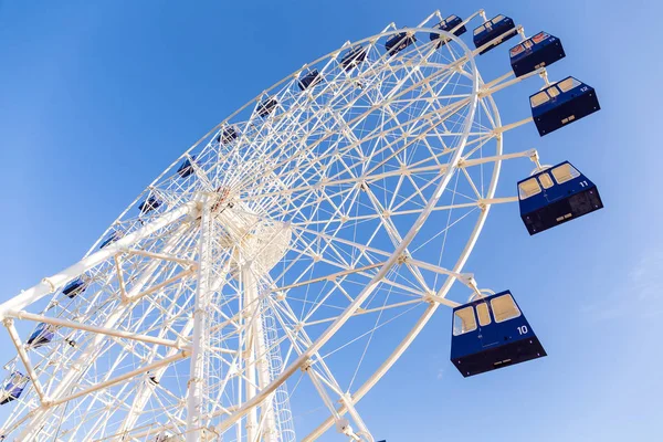 Roda gigante com céu azul — Fotografia de Stock