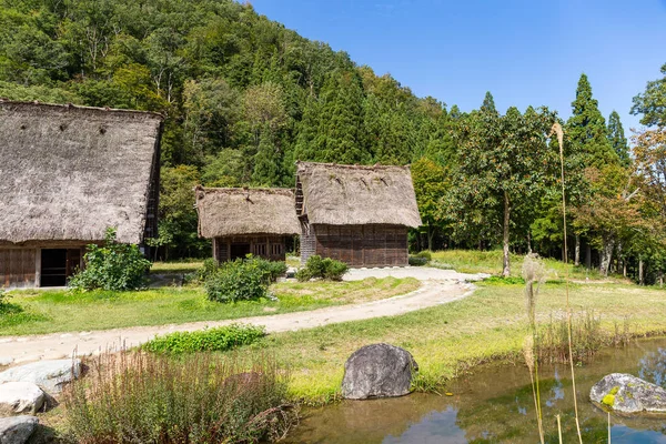 Maisons anciennes traditionnelles dans le village de Shirakawago — Photo