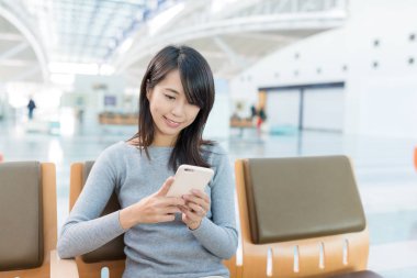 Havaalanında cep telefonu üzerinde kadın manifatura 