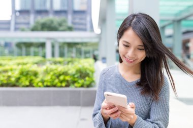 cep telefonu kullanan kadın