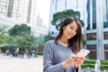 İş kadını cep telefonu kullanıyor