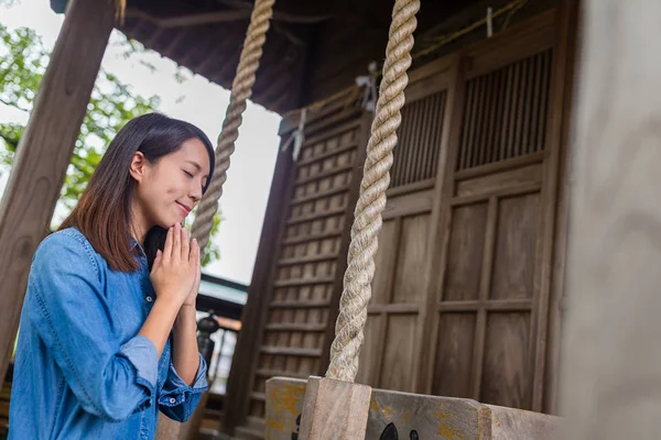 Femme souhaite bénédiction dans le temple japonais — Photo