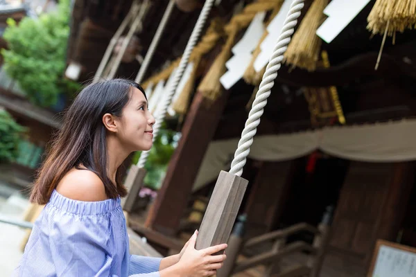 Mujer sosteniendo la cuerda en templo japonés —  Fotos de Stock