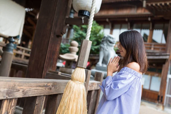 La donna prega nel tempio giapponese — Foto Stock