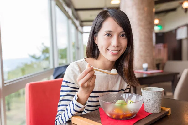 Mulher desfrutar de sua sobremesa no café — Fotografia de Stock