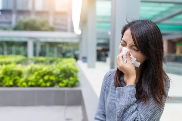 Mujer de negocios estornudando al aire libre —  Fotos de Stock