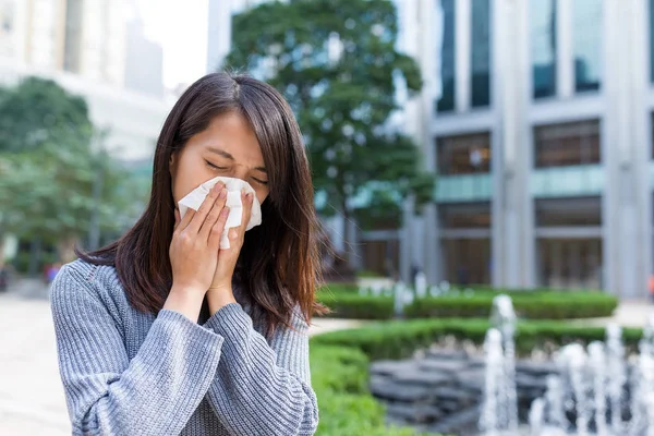 Mujer estornudar al aire libre — Foto de Stock