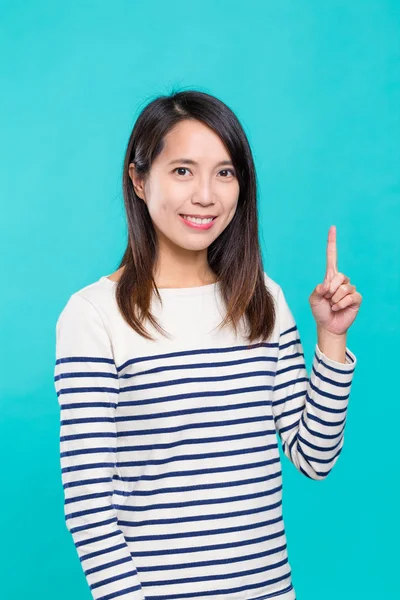 Frau zeigt Finger nach oben — Stockfoto