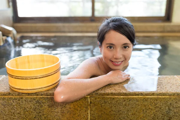 Mulher desfrutar de seu banho — Fotografia de Stock