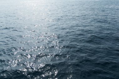 dalgalar halinde mavi deniz temizleyin