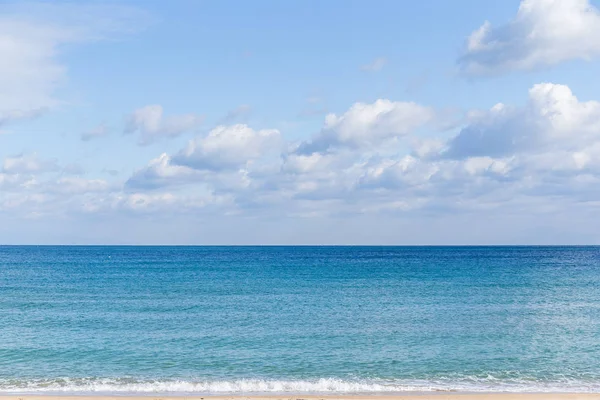 Песчаный пляж с морскими волнами — стоковое фото