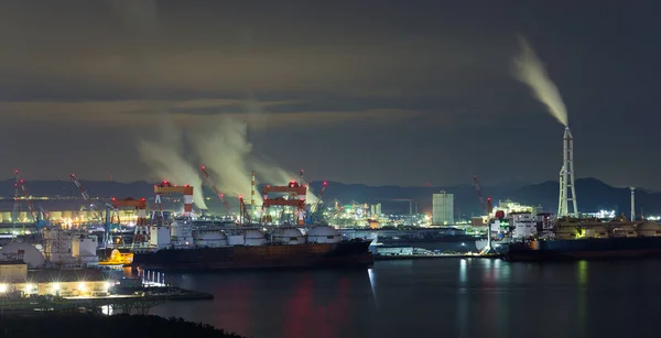 Fábrica industrial en Kurashiki por la noche —  Fotos de Stock