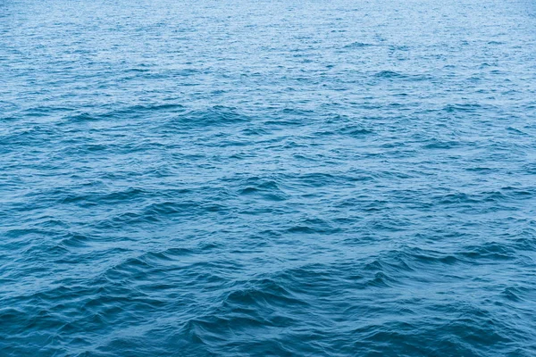 Поверхность моря с волнами — стоковое фото