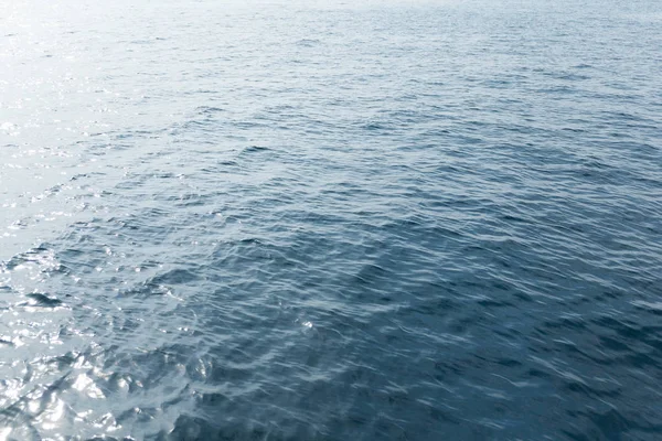 在清澈的蓝色大海中的波浪 — 图库照片