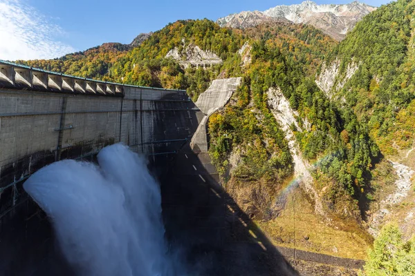 Presa Kurobe y arco iris en Japón — Foto de Stock