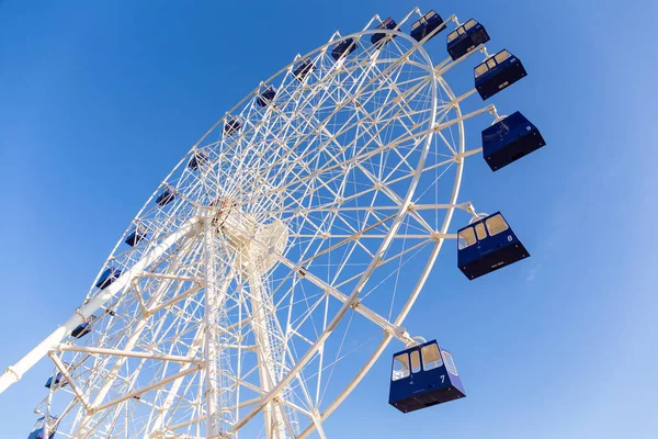 Roda gigante com céu azul — Fotografia de Stock