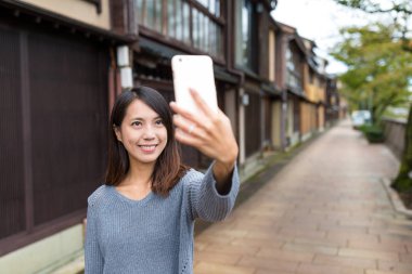 Cep telefonu kendi kendine fotoğrafta kadın